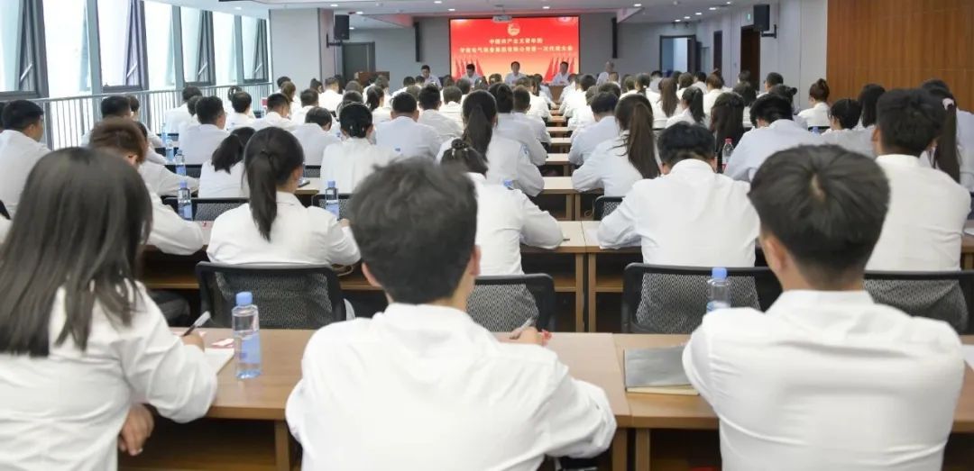 共青团55世纪第一次代表大会召开